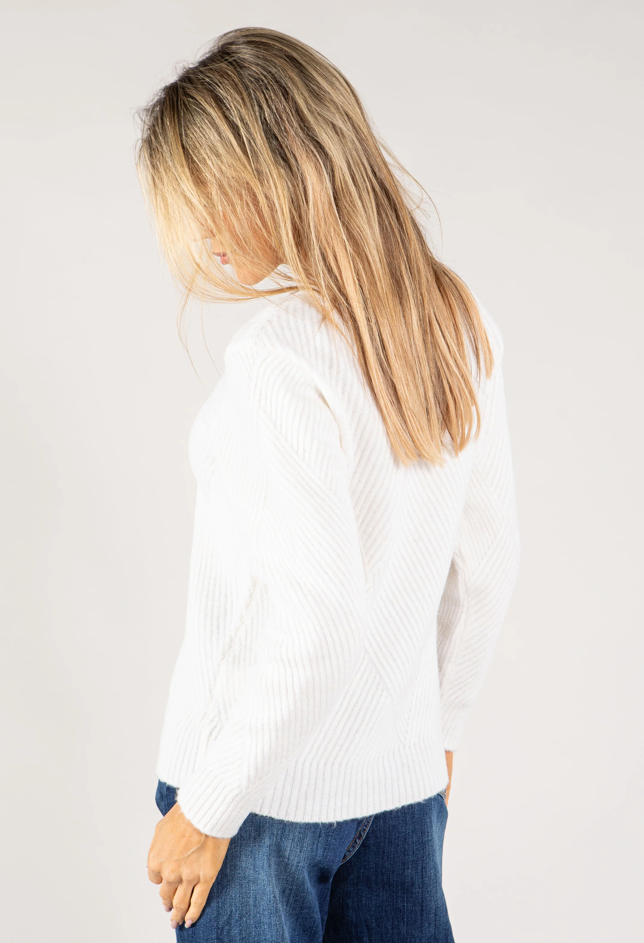 Super Soft Geometric Self Diamond Design Pullover - Image 4